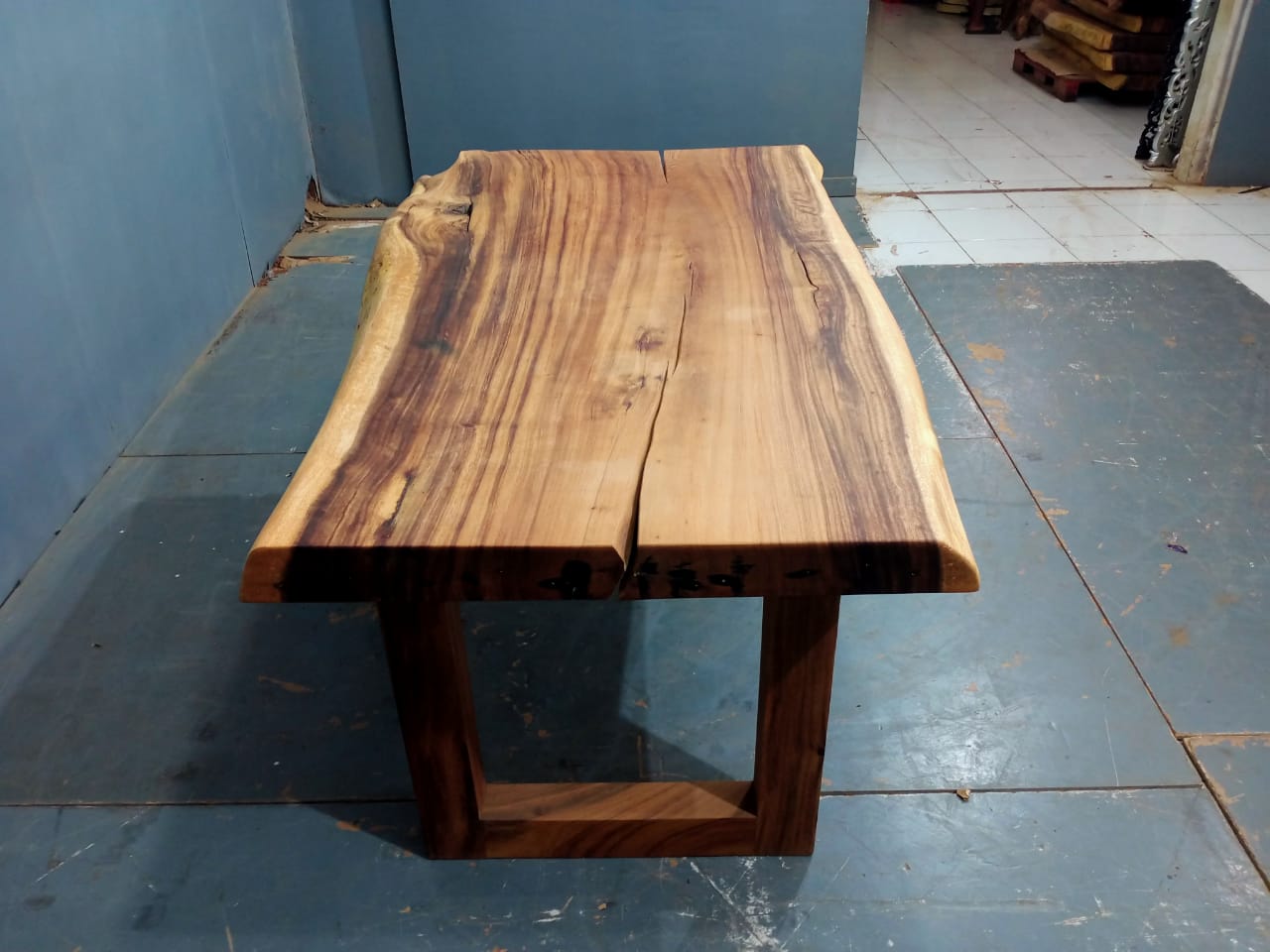 LIVE EDGE TABLES